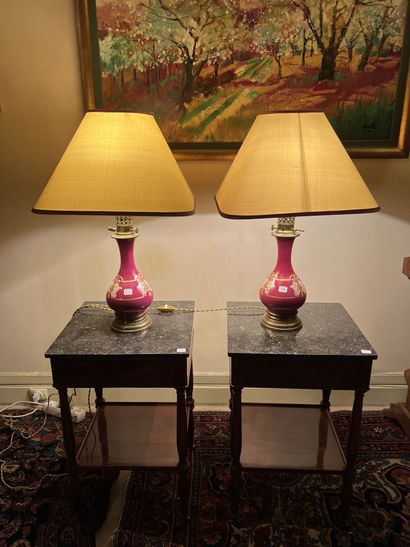 null Deux lampes à pétrole en porcelaine de forme balustre à fond rose, 

Transformées...