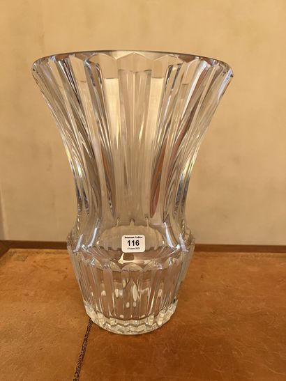 null Baccarat.

Important vase en cristal taillé de forme balustre animé de renflements,...