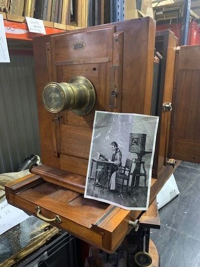 null Grande chambre photographique en bois « Spécialités Photos L. Cavalier a Paris...