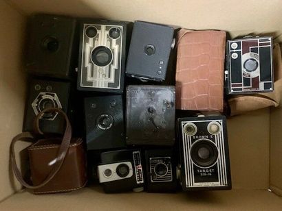null Ensemble de quatorze appareils photographiques divers (box, détectives) de diverses...