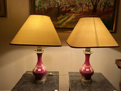 null Deux lampes à pétrole en porcelaine de forme balustre à fond rose, 

Transformées...