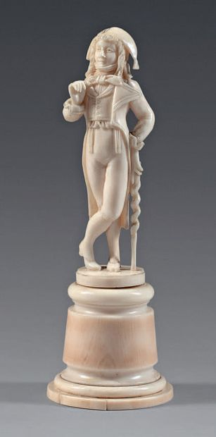 null Statuette figurant un Incroyable sur un socle tourné en ivoire.
Dieppe, XIXe...