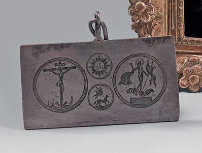 null Moule rectangulaire à osties en acier gravé.
XVIIIe siècle Hauteur : 11,5 cm...