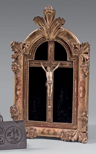 null Crucifix avec memento mori en os dans un encadrement à fronton en bois doré...