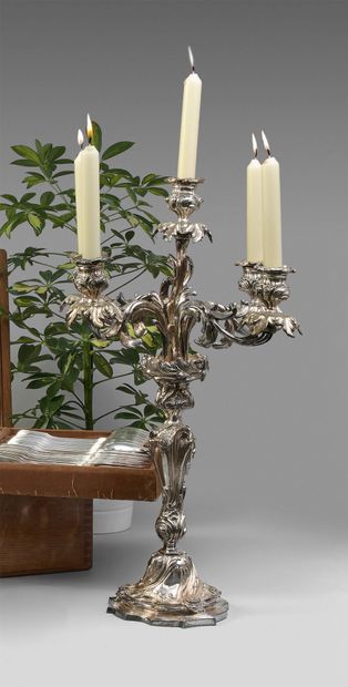 null Paire de candélabres à cinq lumières en bronze argenté de style Rocaille,
Hauteur...