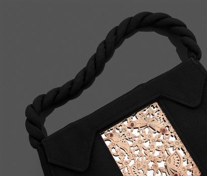 Boucheron, signé et numéroté. Evening bag in black silk containing a rectangular...