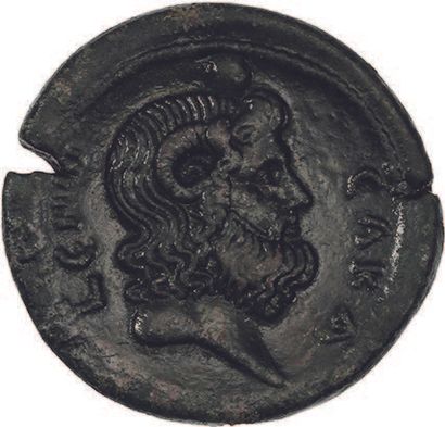  HADRIEN (117-138) Drachme en bronze. Alexandrie. Son buste drapé et lauré à droite....