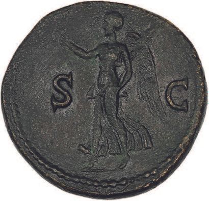  TITUS (79-81) Sesterce. Rome (80). Sa tête laurée à gauche. R/ Victoire marchant...