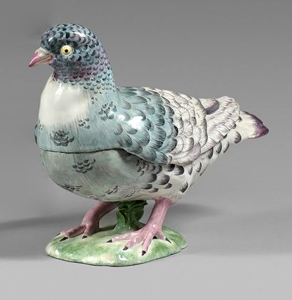 STRASBOURG Terrine couverte en forme de pigeon, le plumage à fond gris et bleu, reposant...