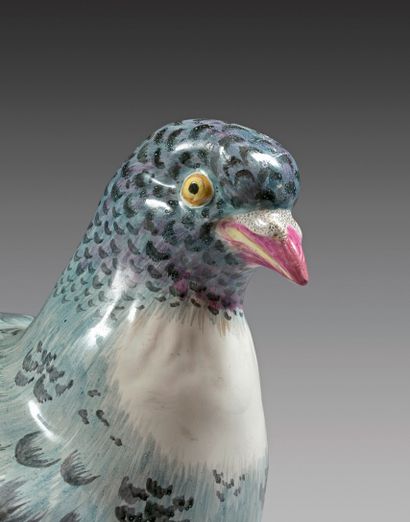 STRASBOURG Terrine couverte en forme de pigeon, le plumage à fond gris et bleu, reposant...