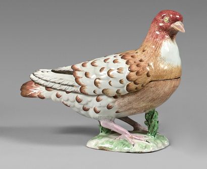 STRASBOURG Terrine couverte en forme de pigeon, le plumage à fond beige et marron,...