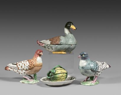 STRASBOURG 
Terrine covered in the shape of a duck, with polychrome decoration in...