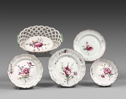 STRASBOURG Round fruit bowl with lobed edge, with polychrome decoration of a bouquet...