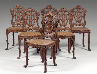 null Suite de six chaises cannées à dossier ajouré en chêne mouluré et sculpté à...