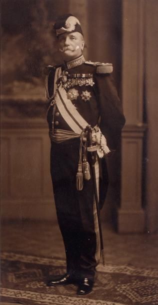 null Grande tenue de général belge: - tunique à collet et parements brodés or - pantalon...