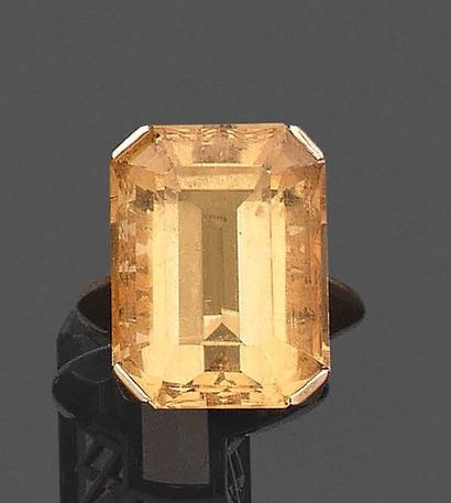 null Yellow gold ring 750 thousandths adorned with a citrine of rectangular shape...