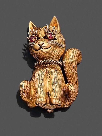 null Brooch in yellow gold 750 thousandth representing a cat sitting, the eyes set...