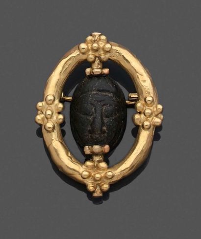 null Octernaud.

Oval brooch in yellow gold 750 thousandths hammered decorated in...