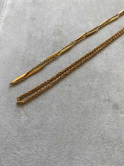 null Two articulated necklaces in yellow gold 750 thousandths, one with decoration...