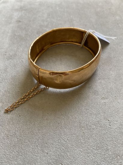  Bracelet large, rigide et ouvrant en or jaune 750 millièmes. 
(Nombreux chocs et...