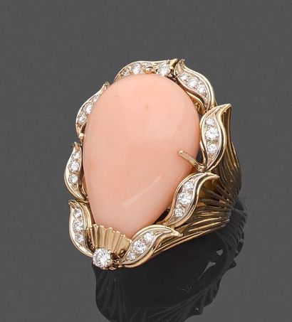 null Bague en fils d'or jaune 750 millièmes ornée d'un cabochon de corail peau d'ange...