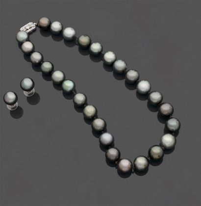  Collier de vingt-sept perles de culture grises (Tahiti) en légère chute, le fermoir...