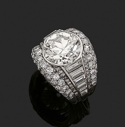 null Suzanne Belperron.

Bague bandeau en platine 850 millièmes ornée au centre d'un...