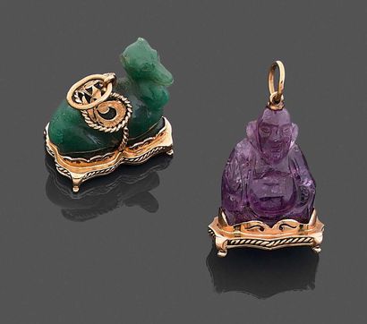 Deux pendentifs, chacun figurant un bouddha...