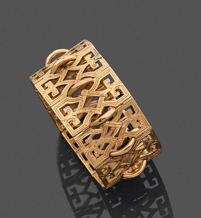  Bracelet large et articulé en or jaune 750 millièmes gravé et ajouré à décor géométrique....