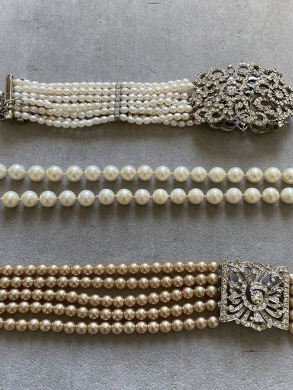 Collier de cent-vingt-trois perles de culture...
