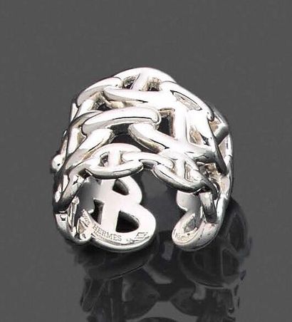 null Hermès, signé.

Bague large en argent 925 millièmes ajouré à décor de maillons...