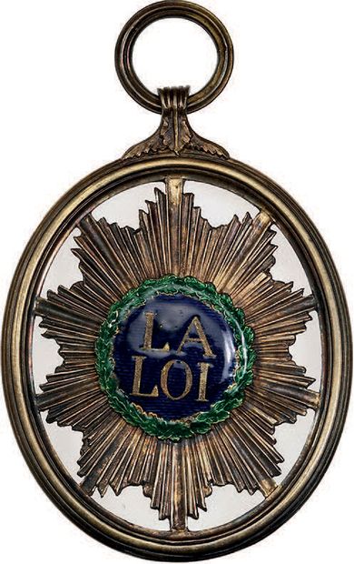 null 1795
Insigne biface n.d. LA LOI.
Bronze doré et émaillé. 49 x 39 mm. Bélière.
Ex-vente...