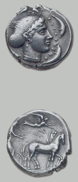 Syracuse Tétradrachme (450-439 av. J.-C.). 17,11 g. Tête d'Aréthuse à droite, les...