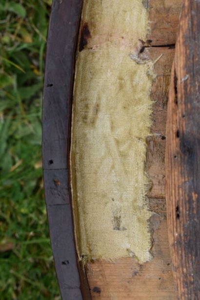 null TABLE ronde à plateau marqueté d'une rosace, ouvrant à quatre tiroirs. Pieds...