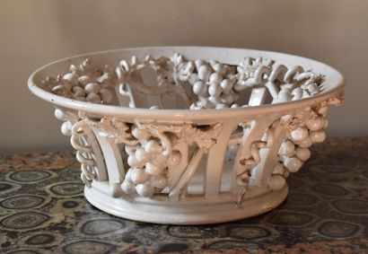 null MALICORNE - Lot :

BOWL in openwork earthenware decorated with bunches of grapes....