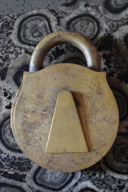 null Bronze padlock forming an ashtray - L. : 14,5 cm.



IMPORTANT - CONDITIONS...