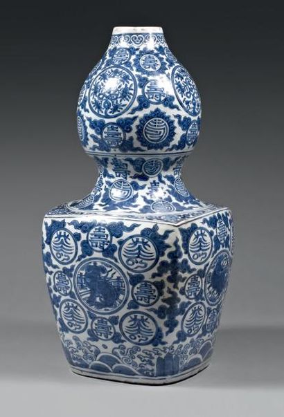 Époque MING (1368-1644) Important vase de forme double gourde en porcelaine décorée...