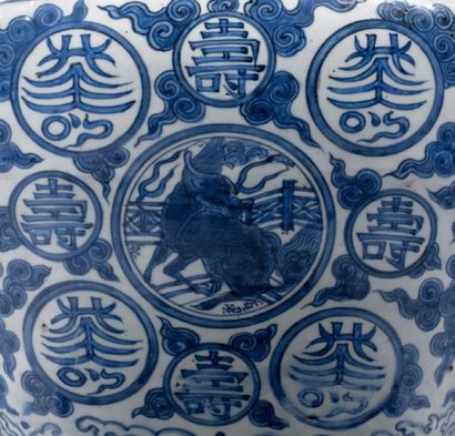 Époque MING (1368-1644) Important vase de forme double gourde en porcelaine décorée...