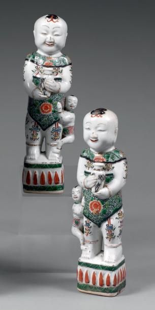Époque MING (1368-1644) Paire de statuettes de Hoho debout sur un socle en porcelaine...