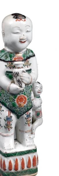 Époque MING (1368-1644) Paire de statuettes de Hoho debout sur un socle en porcelaine...