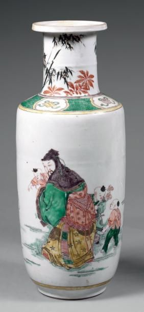 Époque KANGXI (1662-1722) Vase de forme rouleau en porcelaine décorée en émaux polychromes...