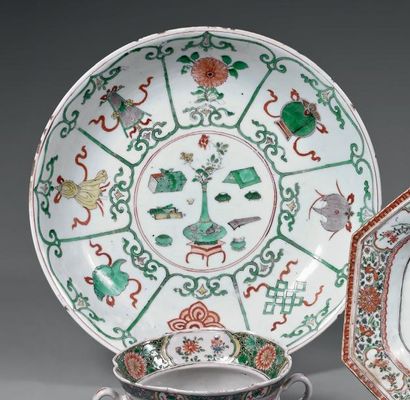 Époque KANGXI (1662-1722) Trois coupes en porcelaine décorée en émaux polychromes...