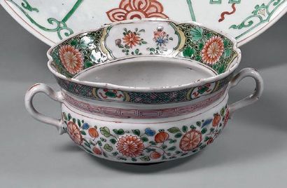 Époque KANGXI (1662-1722) Coupe lobée à deux anses en porcelaine décorée en émaux...