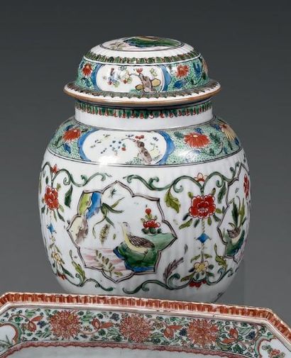 Époque KANGXI (1662-1722) Pot couvert en porcelaine décorée en émaux polychromes...