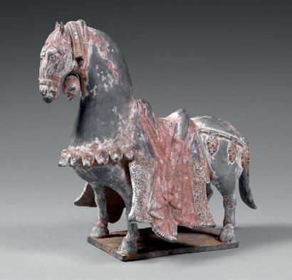 Époque WEI (386-557 ap. J.-C.) Statuette de cheval harnaché en terre cuite grise...
