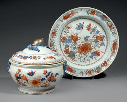 Époque KANGXI (1662-1722) Soupière et présentoir en porcelaine décorée en bleu sous...