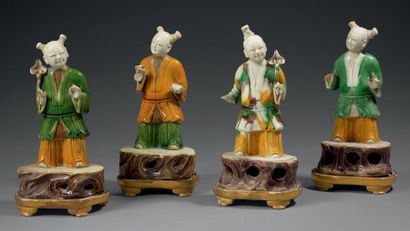 Époque KANGXI (1662-1722) Ensemble de quatre statuettes de Hoho debout en porcelaine...