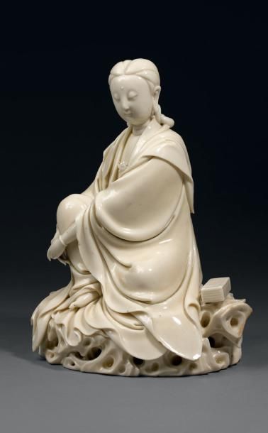 Époque KANGXI (1662-1722) Statuette de Guanyin assis en lalitasana sur un rocher...