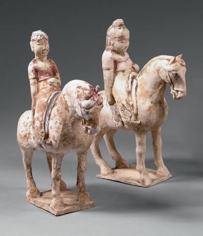 Époque TANG (618-907) Couple de cavaliers en terre cuite à traces d'engobe polychrome....
