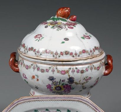 Époque QIANLONG (1736-1795) Soupière de forme ronde en porcelaine décorée en émaux...